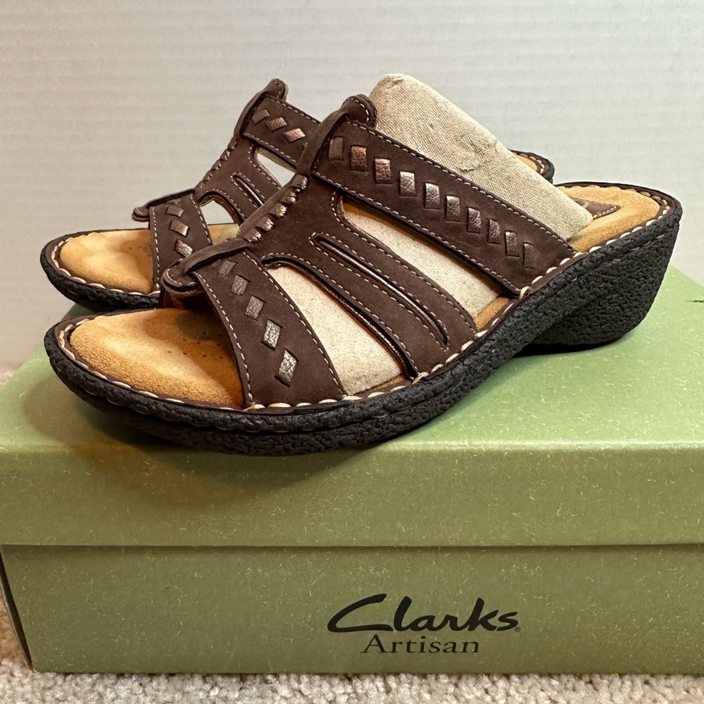 New in Box Clarks Artisan Brown and Cream Sandals, size 5